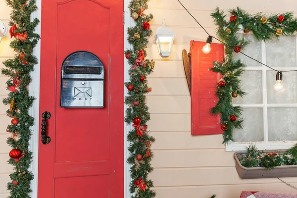Idéia Decoração Alpendre Natal Entrada Casa Com Porta Vermelha Decorada — Fotografia de Stock