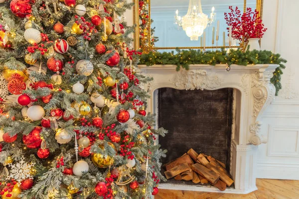 Quarto Interior Decorado Natal Clássico Árvore Ano Novo Com Decorações — Fotografia de Stock