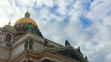 St. Petersburg 'daki ünlü Saint Isaac Katedrali kilisesi. - Rusya. Saint Petersburg 'un en gözde turistik merkezinin panoramik manzarası. Eski Rus Ortodoks mimarisi ve Hıristiyanlık sanatına geniş açılı bakış açısı