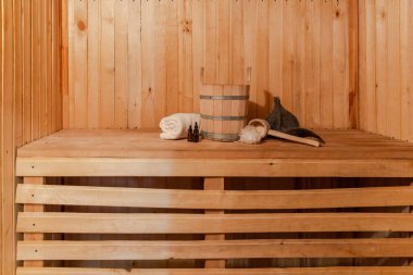 Geleneksel eski Rus hamamı SPA konsepti. Finlandiya sauna saunasında geleneksel sauna aksesuarları ve havlunun aromalı yağ kepçesi kullanılmış. Rahatlayın köy banyosu konsepti