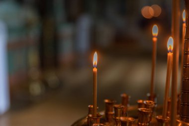 Ortodoks Kilisesi. Hıristiyanlık. Paskalya arifesinde veya Noel 'de geleneksel Ortodoks Kilisesi' nde mum ve ikon yakarak şenlikli iç dekorasyon. Din inancı dua sembolü.