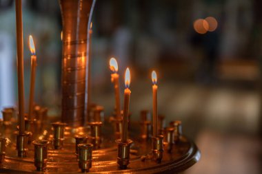 Ortodoks Kilisesi. Hıristiyanlık. Paskalya arifesinde veya Noel 'de geleneksel Ortodoks Kilisesi' nde mum ve ikon yakarak şenlikli iç dekorasyon. Din inancı dua sembolü.