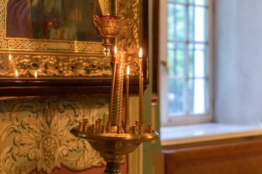 Ortodoks Kilisesi. Hıristiyanlık. Paskalya arifesinde veya Noel 'de geleneksel Ortodoks Kilisesi' nde mum ve ikon yakarak şenlikli iç dekorasyon. Din inancı dua sembolü.