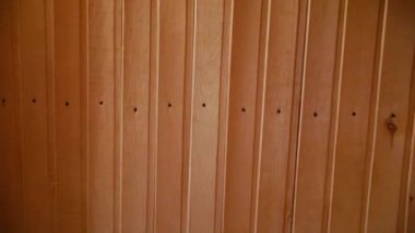 Geleneksel eski Rus hamamı SPA konsepti. Finlandiya sauna saunasında geleneksel sauna aksesuarları ve havlu yağı kepçesi kullanılmış. Rahatlayın köy banyosu konsepti.