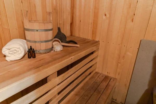 Tradicional antigua casa de baños rusa SPA Concepto. Detalles interiores Sala de vapor sauna finlandesa con accesorios de sauna tradicionales conjunto toalla de lavabo aroma aceite cucharada fieltro. Relajarse pueblo rural concepto de baño. —  Fotos de Stock