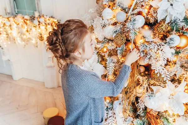 Meisje Versiert Kerstboom Kerstavond Thuis Jonge Jongen Lichte Slaapkamer Met — Stockfoto