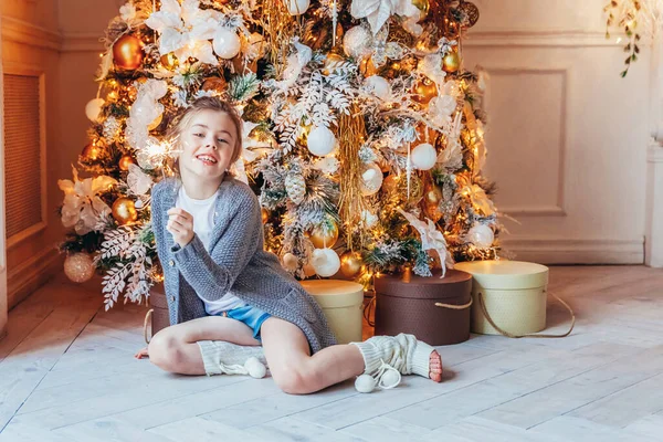 Κοριτσάκι Σπίθα Κοντά Στο Χριστουγεννιάτικο Δέντρο Παραμονή Χριστουγέννων Στο Σπίτι — Φωτογραφία Αρχείου