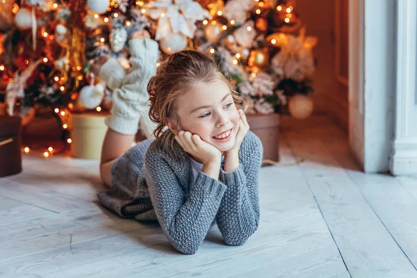 Κοριτσάκι Κουτί Δώρου Κοντά Στο Χριστουγεννιάτικο Δέντρο Την Παραμονή Των — Φωτογραφία Αρχείου