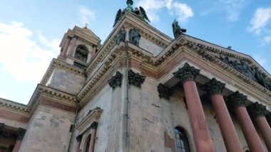St. Petersburg 'daki ünlü Saint Isaacs Katedrali kilisesi. - Rusya. Saint Petersburg 'un en gözde turistik manzarası, eski Rus ortodoks mimarisi ve Hıristiyanlık sanatına geniş açılı bakış açısı