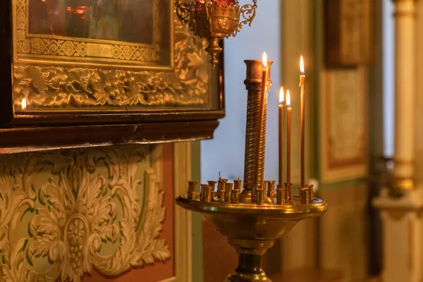 정교회 기독교 성탄절 이브나 크리스마스에 전통적 정교회에서 아이콘을 태우는 장식을 — 스톡 사진