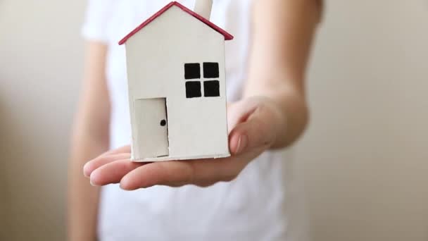 Mujer mano celebración juguete modelo casa aislado sobre fondo blanco. Bienes raíces hipoteca propiedad seguro sueño concepto de casa. Oferta de compra casa de alquiler, vida familiar, bienes raíces de negocios. — Vídeos de Stock