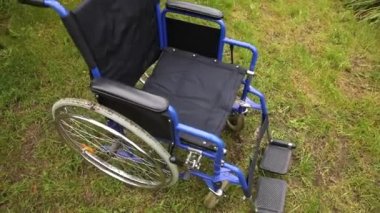 Hastane parkında boş tekerlekli sandalye hasta hizmetlerini bekliyor. Dışarıda park etmiş engelliler için tekerlekli sandalye. Özürlü insanlar için erişilebilir. Sağlık hizmeti tıbbi konsepti.