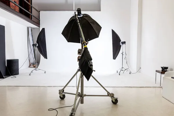 Estúdio de fotografia vazio com equipamento de iluminação. Interior do local de trabalho do fotógrafo com equipamento de conjunto de ferramentas profissional. Flash luz cenas de fundo branco pronto para o estúdio de filmagem. estúdio de fotógrafo moderno — Fotografia de Stock