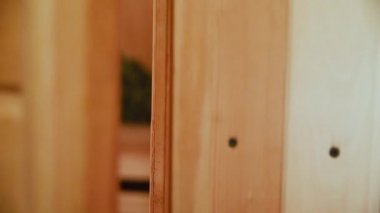 Geleneksel eski Rus hamamı SPA konsepti. İçişleri, geleneksel sauna aksesuarlarıyla Finlandiya sauna sauna saunası havlusu aromalı havluyla döşenmiş. Rahatlayın köy banyosu konsepti.