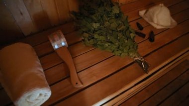 Geleneksel eski Rus hamamı SPA konsepti. İçişleri, geleneksel sauna aksesuarlarıyla Finlandiya sauna sauna saunası havlu süpürge kepçesi kepçesiyle dolu. Rahatlayın köy banyosu konsepti.