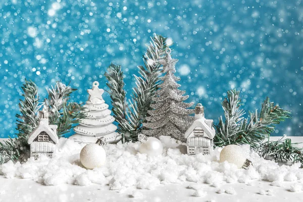 성탄절에는 성탄절을 배경으로 한다. 겨울 장식물로는 파란 배경에 눈 과 함께 장식용 장난감 과 공 이있다. 메리 크리스마스 시간 개념. — 스톡 사진