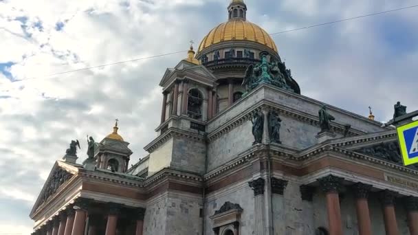 圣彼得堡著名的圣伊萨克大教堂俄罗斯。圣彼得堡顶级旅游景点全景、俄罗斯古典建筑和基督教艺术的广角图 — 图库视频影像