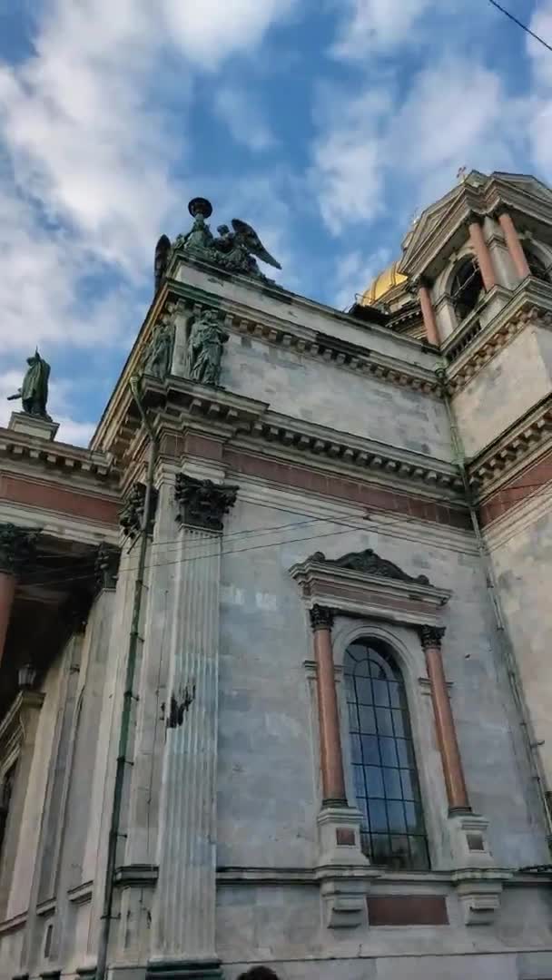 Slavná katedrála sv. Izáka v Petrohradě. Rusko. Panoramatický pohled na vrcholovou turistickou atrakci Petrohradu, široký pohled na starou ruskou ortodoxní architekturu a křesťanské umění — Stock video