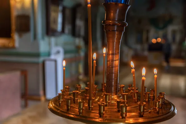 Iglesia Ortodoxa. Cristianismo. Decoración interior festiva con velas encendidas e icono en la iglesia ortodoxa tradicional en la víspera de Pascua o Navidad. Religión fe orar símbolo. —  Fotos de Stock