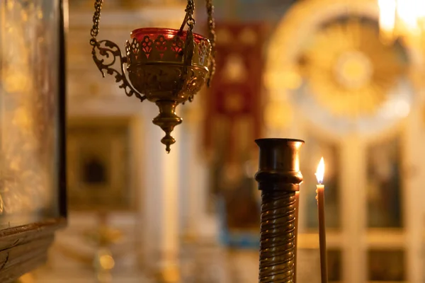 Église orthodoxe. Le christianisme. Décoration intérieure festive avec des bougies allumées et icône dans l'église orthodoxe traditionnelle la veille de Pâques ou de Noël. Religion foi prier symbole. — Photo