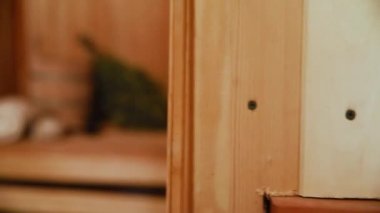 Geleneksel eski Rus hamamı SPA konsepti. İçişleri, geleneksel sauna aksesuarlarıyla Finlandiya sauna sauna saunası havlusu aromalı havluyla döşenmiş. Rahatlayın köy banyosu konsepti.