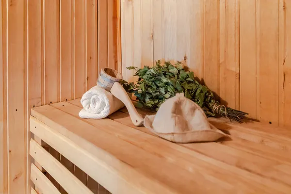 Tradycyjna, stara rosyjska łaźnia SPA Concept. Szczegóły wnętrza Fińska łaźnia parowa z tradycyjnymi akcesoriami do sauny zestaw ręcznik brzozowy miotła filcu. Relaks kraju wieś kąpiel koncepcja. — Zdjęcie stockowe