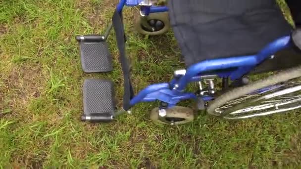 병원 공원에서 환자 서비스를 기다리는 텅 빈 휠체어. 야외에 주차 된 장애 인을 위한 휠체어. 장애가 있는 사람을 위해 사용 할 수있다. 의료 상의 개념. — 비디오