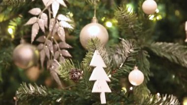 Klasik Noel süslemeli yılbaşı ağacı. Noel ağacı, gümüş süslemeler, süsler, oyuncak ve top. Modern klasik stil iç tasarım dairesi. Evde Noel arifesi.