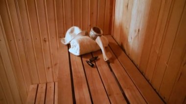 Geleneksel eski Rus hamamı SPA konsepti. Finlandiya sauna saunasında geleneksel sauna aksesuarları ve havlu yağı kepçesi kullanılmış. Rahatlayın köy banyosu konsepti.