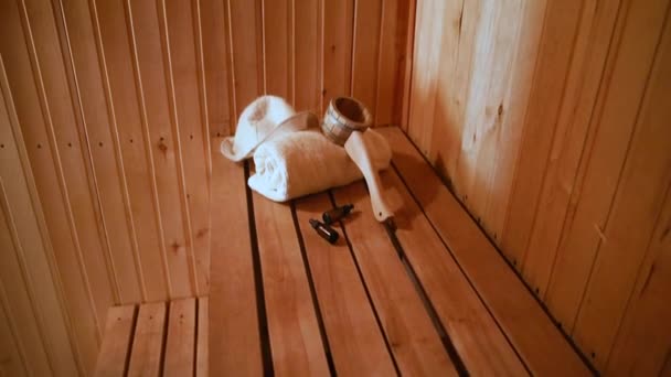 Tradicional antigua casa de baños rusa SPA Concepto. Detalles interiores Cuarto de vapor sauna finlandesa con accesorios de sauna tradicionales conjunto toalla aroma aceite cucharada fieltro. Relajarse pueblo rural concepto de baño. — Vídeos de Stock