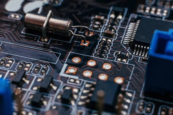 Devre tamiri. Elektronik donanım modern teknoloji. Anakart dijital kişisel bilgisayar çipi. Teknoloji bilimi geçmişi. Entegre iletişim işlemcisi. Bilgi mühendisliği bileşeni