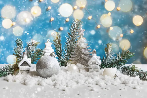 성탄절에는 성탄절을 배경으로 한다. 겨울 장식물로는 눈 과 쓸모없는 복장등으로 파란색 배경에 장식용 장난감 과 공을 장식한다. 메리 크리스마스 시간 개념. — 스톡 사진