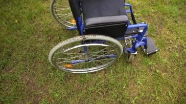 Hastane parkında boş tekerlekli sandalye hasta hizmetlerini bekliyor. Dışarıda park etmiş engelliler için tekerlekli sandalye. Özürlü insanlar için erişilebilir. Sağlık hizmeti tıbbi konsepti.