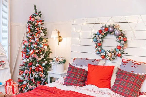Quarto Interior Clássico Com Árvore Natal Decorações Vermelhas Brancas Tradicionais — Fotografia de Stock