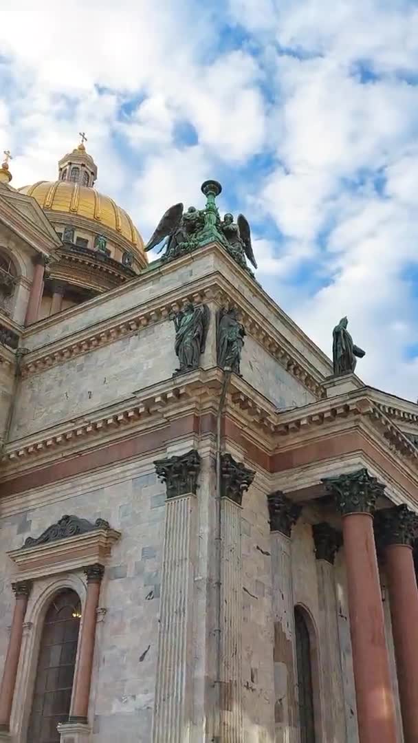 圣彼得堡著名的圣伊萨克大教堂俄罗斯。圣彼得堡顶级旅游景点全景、俄罗斯古典建筑和基督教艺术的广角图 — 图库视频影像
