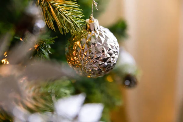 Árvore de Natal clássico decorado Ano Novo. Árvore de Natal com decorações wite e prata, ornamentos de brinquedo e bola. Moderno estilo clássico apartamento de design de interiores. Véspera de Natal em casa. — Fotografia de Stock
