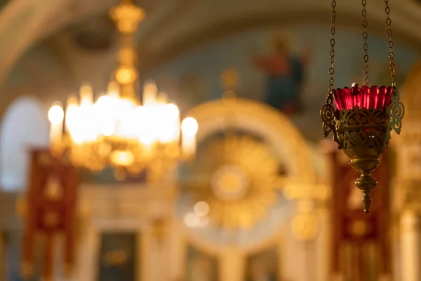 Iglesia Ortodoxa. Cristianismo. Decoración interior festiva con velas encendidas e icono en la iglesia ortodoxa tradicional en la víspera de Pascua o Navidad. Religión fe orar símbolo. — Foto de Stock