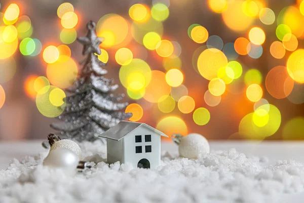 성탄절에는 성탄절을 배경으로 한다. 장난감으로 만든 집 과 겨울 장식품들은 눈 과쓰지 않은 화랑등을 배경으로 하고 있다. 가정에서 크리스마스를 보내는 모습. — 스톡 사진