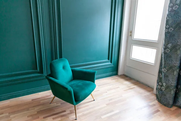 Quarto interior limpo verde azul clássico de luxo bonito em estilo clássico com poltrona macia verde. Cadeira antique vintage azul-verde em pé ao lado da parede de esmeralda. Design de casa minimalista. — Fotografia de Stock