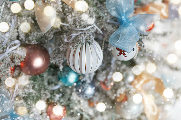 Classic Christmas New Year decorated New year tree with silver and white ornament decorations toy and ball. Modern classical style interior design apartment. Christmas eve at home. — Stock Photo, Image
