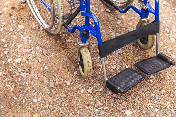 Cadeira de rodas vazia em pé na estrada à espera dos serviços dos pacientes. Cadeira de rodas para pessoas com deficiência estacionada ao ar livre. Acessível para pessoas com deficiência. Conceito médico de saúde. — Fotografia de Stock