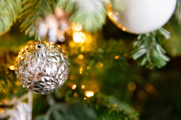 Klassieke kerstversiering Nieuwjaarsboom. Kerstboom met wite en zilveren decoraties, ornamenten speelgoed en bal. Modern klassiek stijl interieur appartement. Kerstavond thuis. — Stockfoto