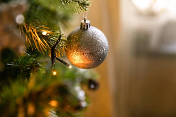 Árbol clásico de Navidad decorado Año Nuevo. Árbol de Navidad con decoraciones ingeniosas y plateadas, adornos de juguete y pelota. Moderno apartamento de diseño interior de estilo clásico. Nochebuena en casa. — Foto de Stock