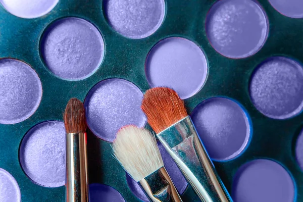 Lidschatten-Palette und Make-up-Pinsel farbig in der Trendfarbe des Jahres 2022 Sehr Peri Hintergrund. Flache Lagekopierfläche von oben. Inspiriert durch die Verwendung von Farbe 17-3938. Konzept Farbe des Jahres. — Stockfoto