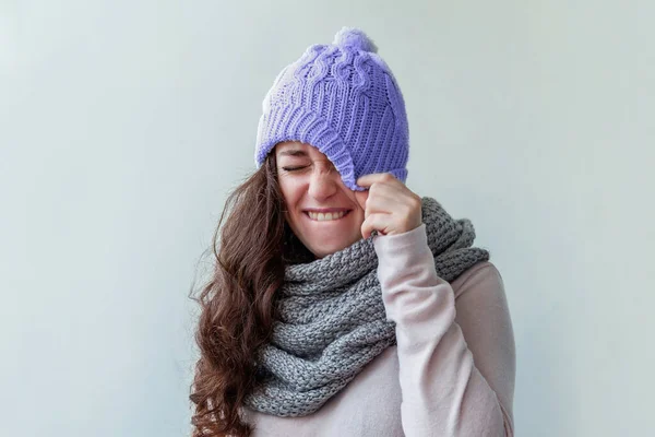 Jeune femme souriante heureuse positive, chapeau de vêtements colorés dans la couleur à la mode de l'année 2022 Très Peri, fond blanc isolé. Inspiré par l'utilisation de la couleur 17-3938, concept de couleur de l'année. — Photo