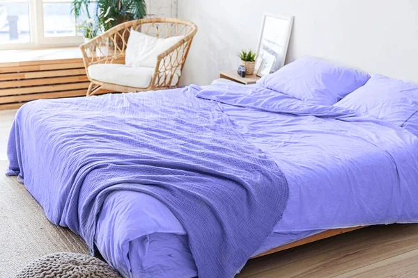 Loft Schlafzimmer Innenausstattung, Bettwäsche farbig in Trendfarbe des Jahres 2022 Sehr Peri Hintergrund. Inspiriert durch die Verwendung von Farbe 17-3938, Farbe des Jahres Konzept. Minimalistisches Wohndesign im skandinavischen Stil. — Stockfoto