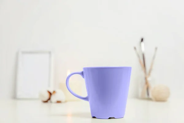 Decoración interior con taza de bebida caliente taza de café de color en color de moda del año 2022 Muy Peri, fondo blanco aislado. Inspirado en el uso del color 17-3938, el color del concepto del año. — Foto de Stock