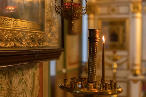 Ortodoxa kyrkan. Kristendomen. Festlig inredning med brinnande ljus och ikon i traditionell ortodox kyrka på påskafton eller jul. Religion tro be symbol. — Stockfoto