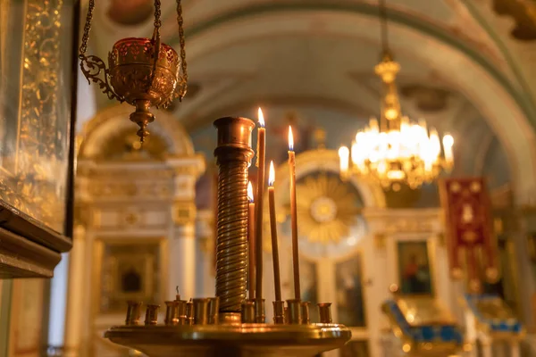 Orthodoxe Kerk. Christendom. Feestelijke interieurdecoratie met brandende kaarsen en icoon in de traditionele orthodoxe kerk op Paasavond of Kerstmis. Religie geloof bidt symbool. — Stockfoto