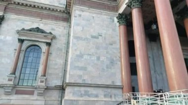 St. Petersburg 'daki ünlü Saint Isaacs Katedrali kilisesi. - Rusya. Saint Petersburg 'un en gözde turistik manzarası, eski Rus ortodoks mimarisi ve Hıristiyanlık sanatına geniş açılı bakış açısı